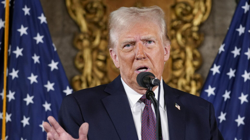 Bloomberg: окружение Трампа предлагает ему варианты давления на Россию